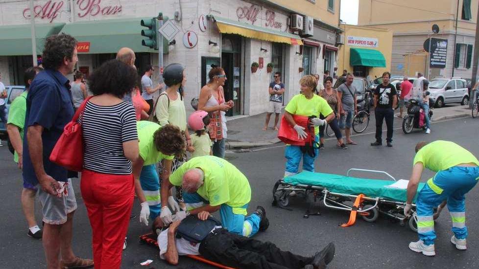 Anziano in bici travolto da auto
