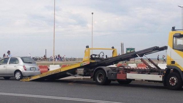 Auto rimossa dalla corsia dei bus, un’altra in sosta all’incrocio
