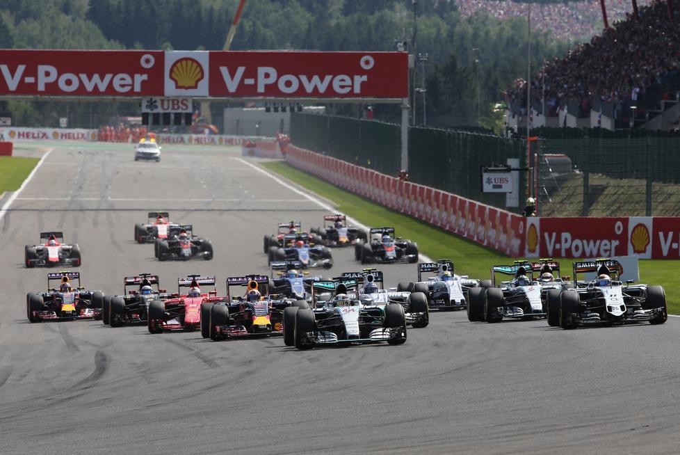Hamilton domina, beffa per la Ferrari 