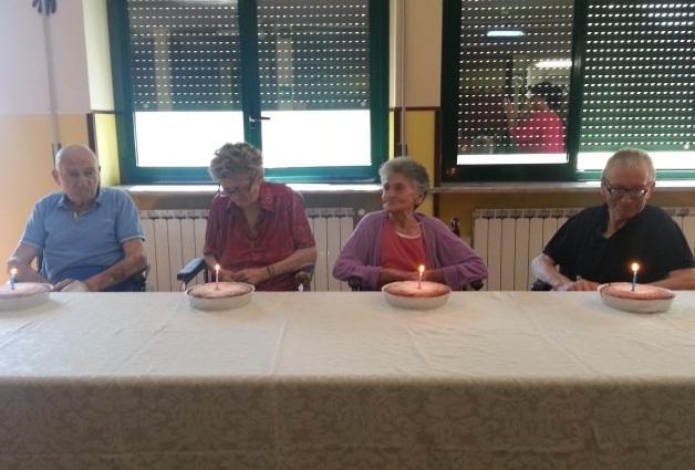 Sei compleanni, festa a Casa Serena