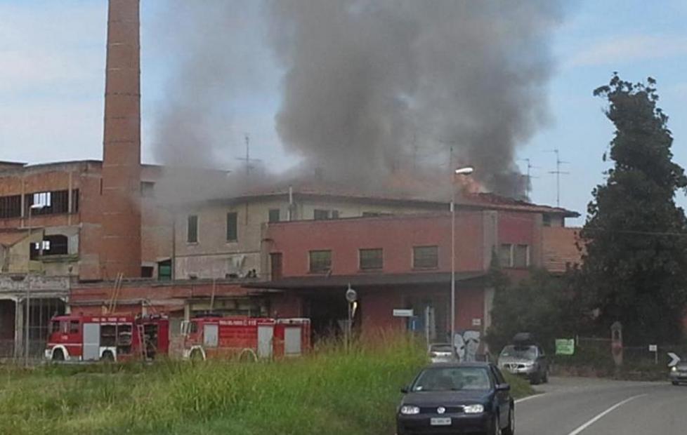 Incendio all’ex cartiera Le fiamme da un bivacco 