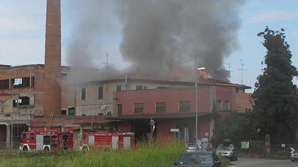 Incendio all’ex cartiera Le fiamme da un bivacco