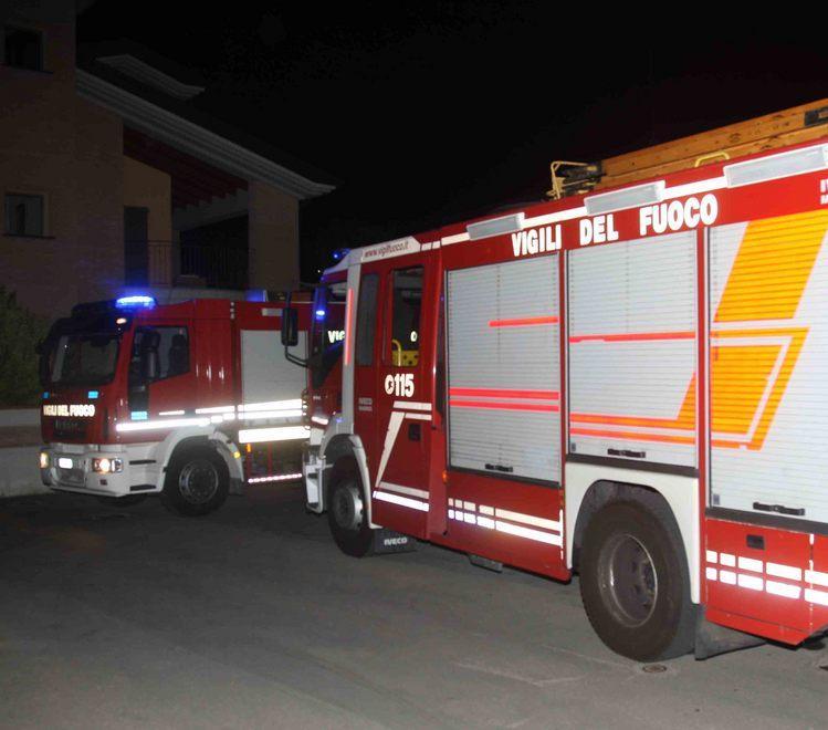 Paura a Correggio le fiamme bruciano un garage 