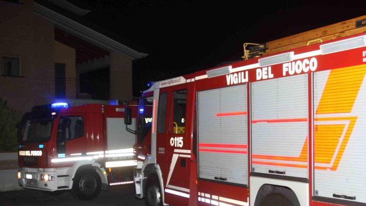 Paura a Correggio le fiamme bruciano un garage