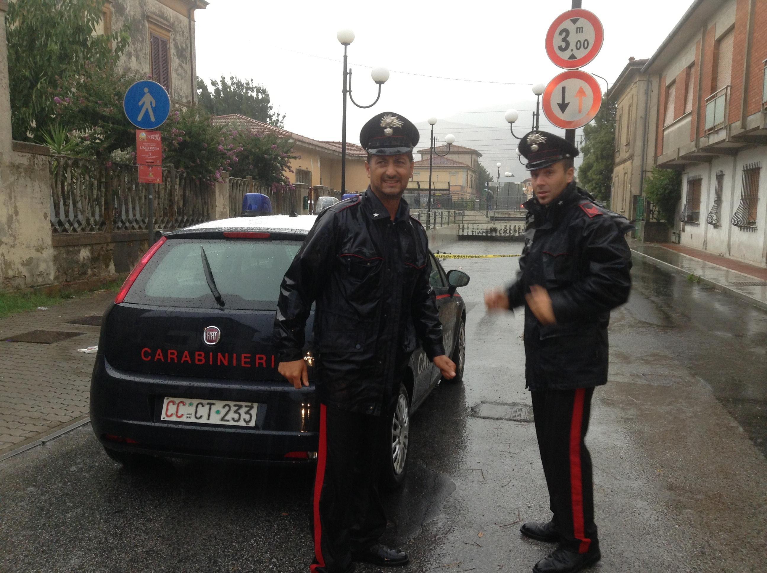 I due carabinieri vicino al sottopasso