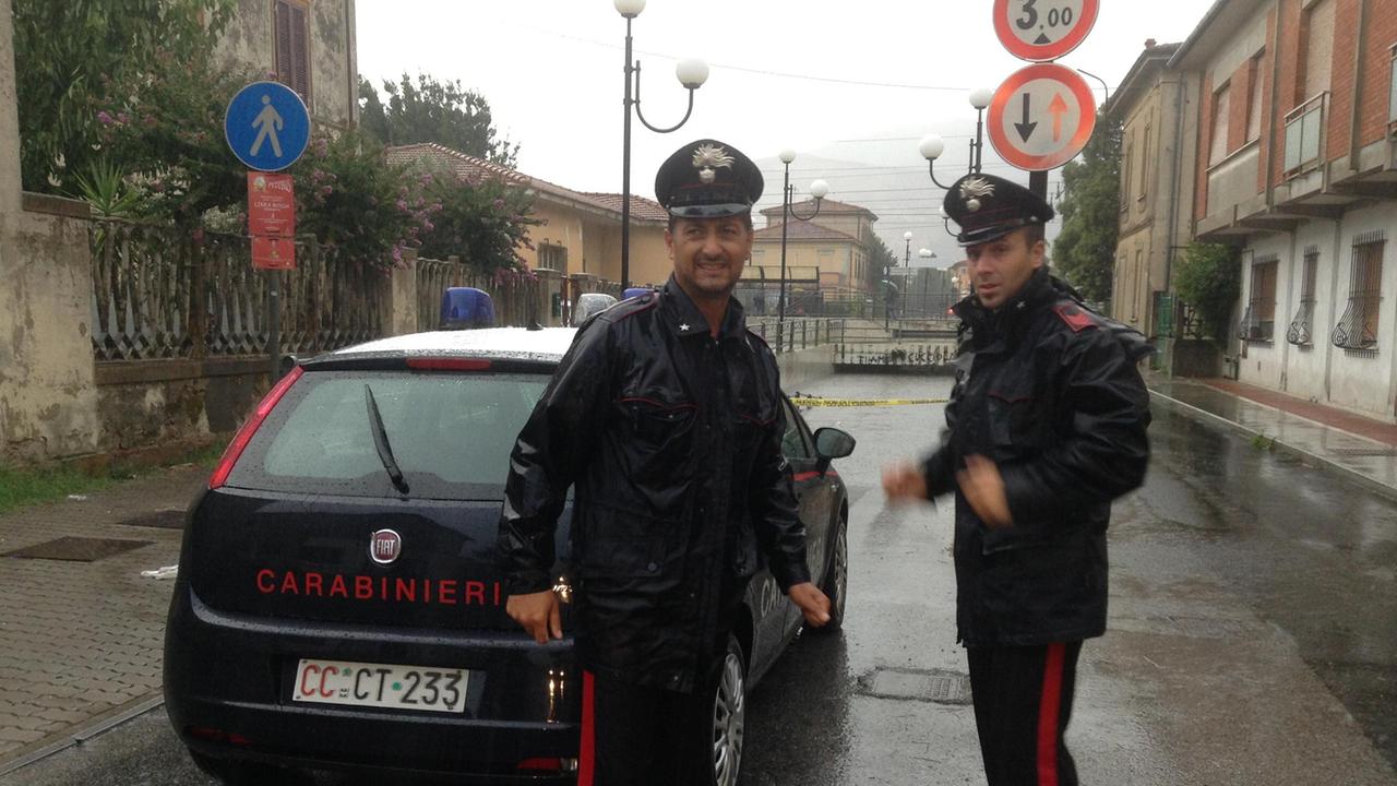 I due carabinieri vicino al sottopasso