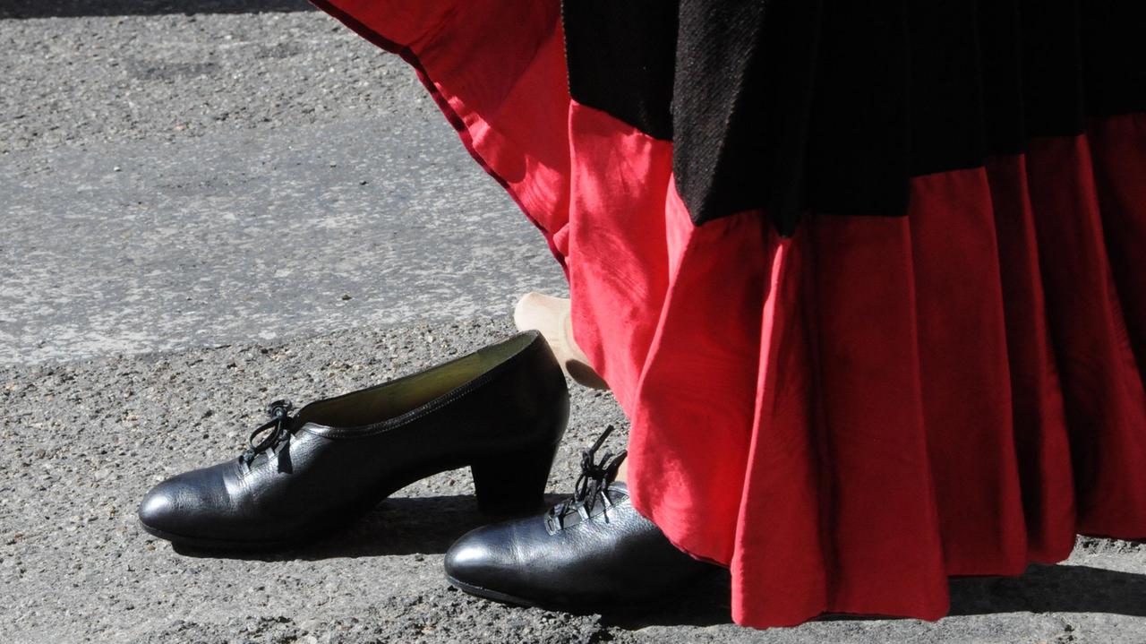 Una donna in costume si sfila una scarpa