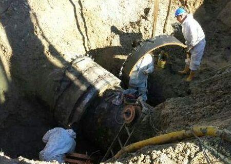 Operai di Abbanoa al lavoro su una condotta