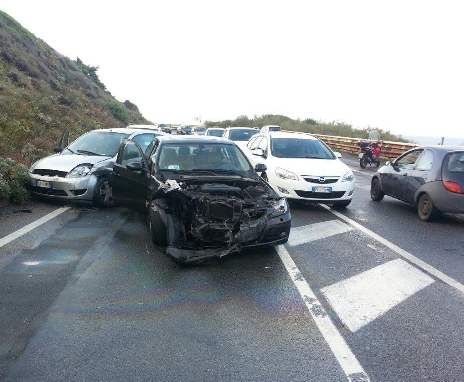 Auto impazzita tampona due vetture e guard rail