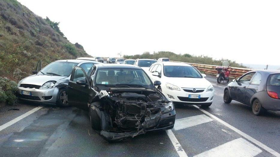 Auto impazzita tampona due vetture e guard rail