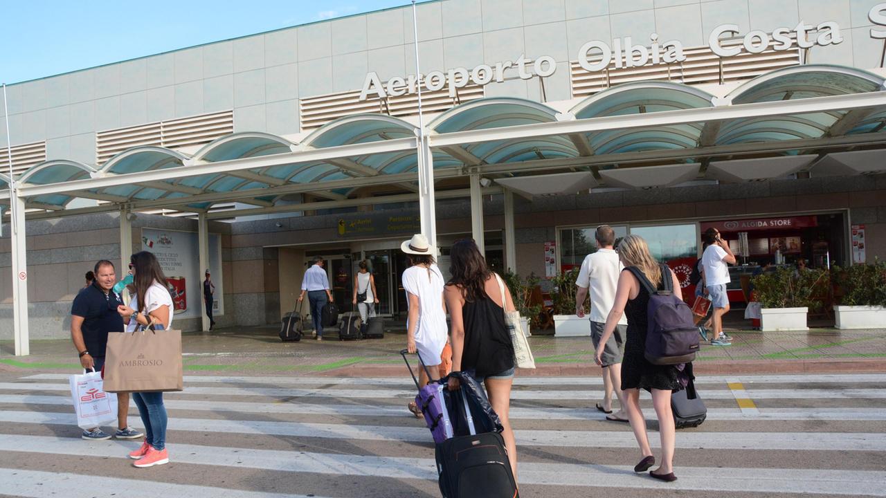 Turisti arrivano all'aeroporto di Olbia per prendere il volo che li riporterà a casa