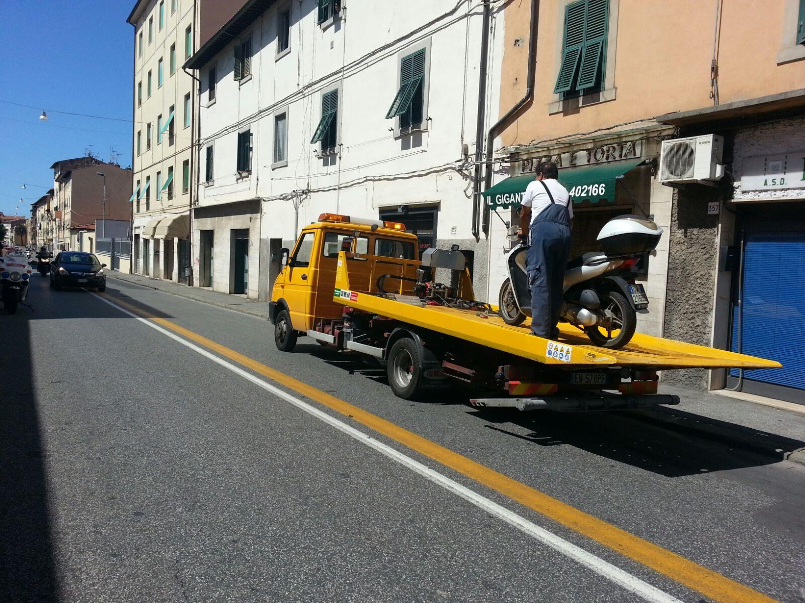 In moto (senza assicurazione) travolge un pedone sulle strisce 