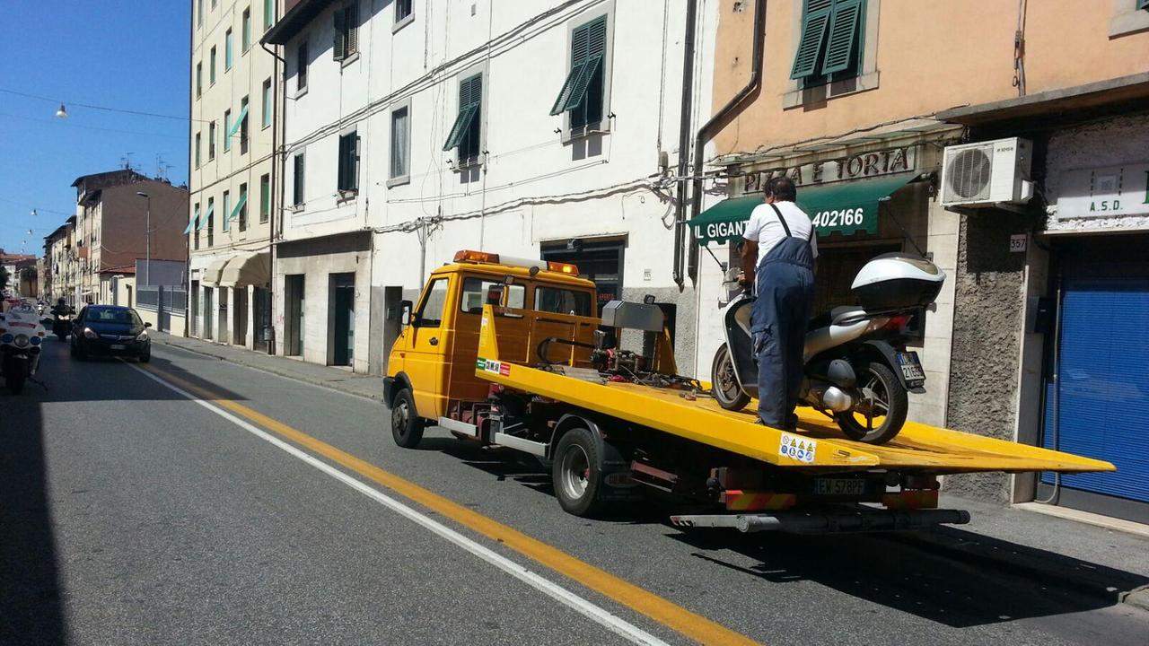 In moto (senza assicurazione) travolge un pedone sulle strisce