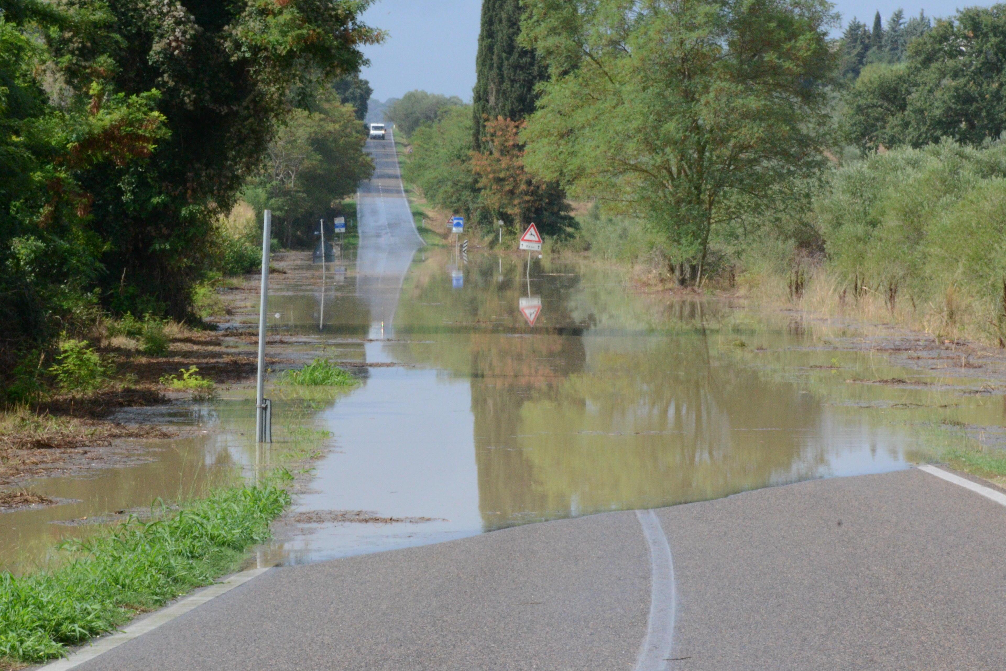 Una strada allagata nel comune di Paganico (Grosseto)