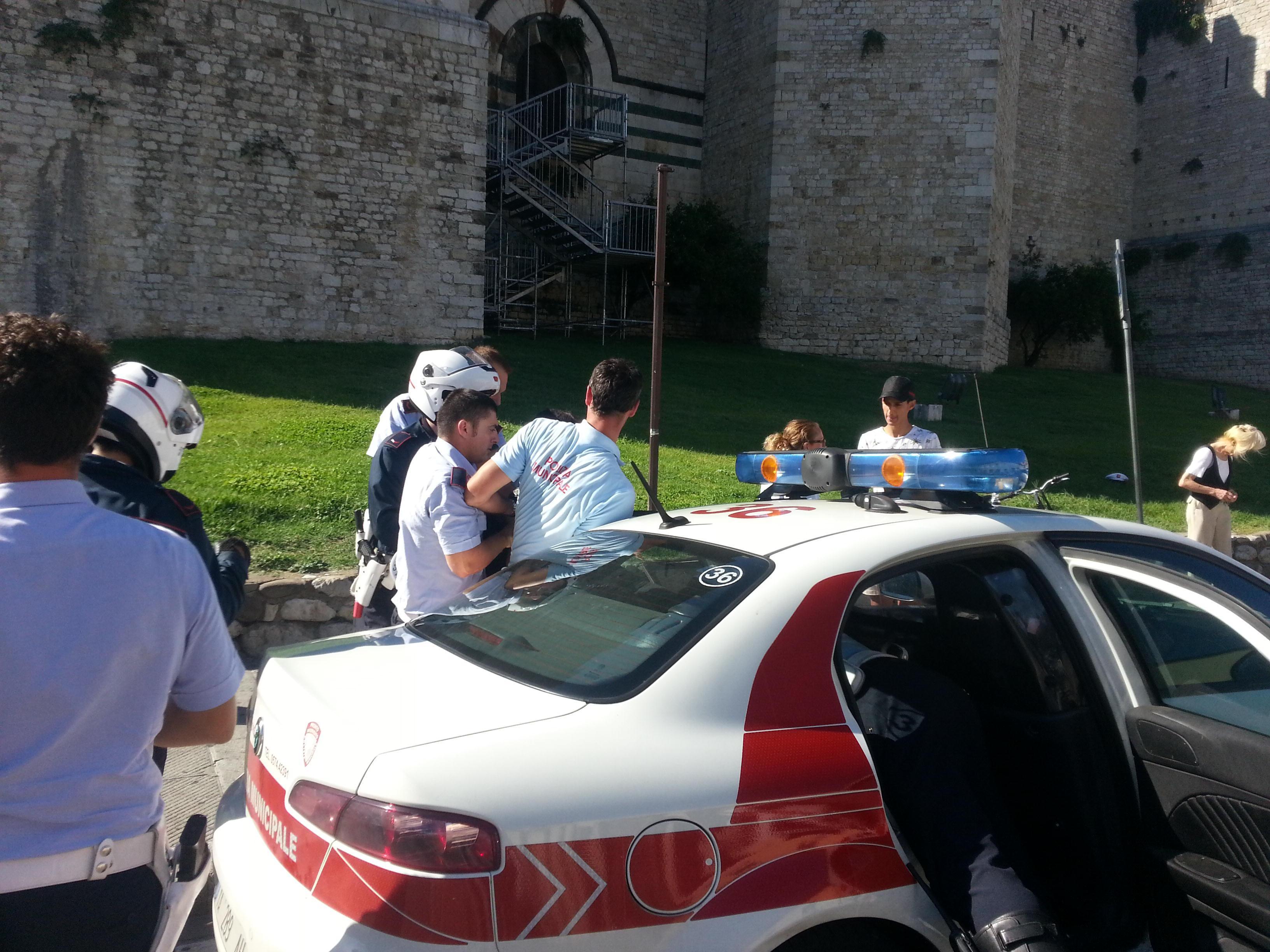 L'intervento della polizia municipale in piazza delle Carceri
