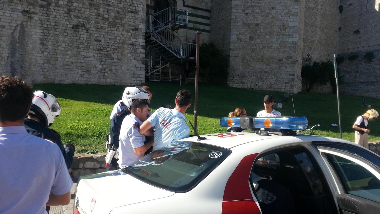L'intervento della polizia municipale in piazza delle Carceri