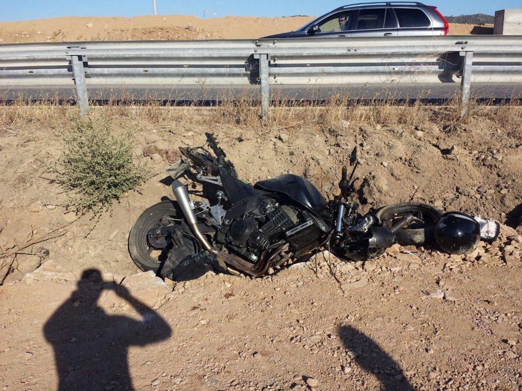 La potente moto distrutta nell'uscita di strada lungo la Sassari-Olbia (foto Gavino Sanna)