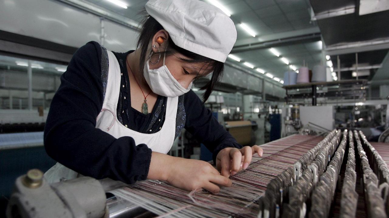 Un'operaia cinese al lavoro in una fabbrica tessile (foto d'archivio)
