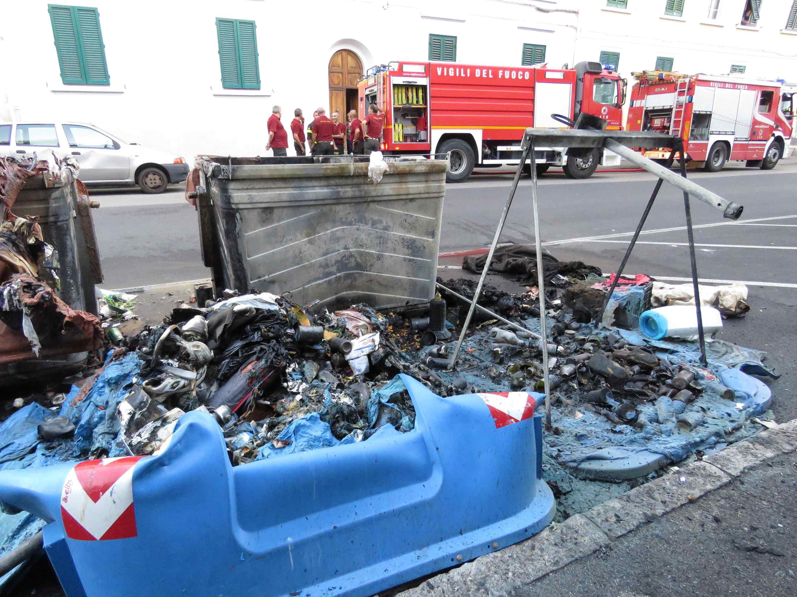 I cassonetti bruciati in via Filicaia (foto Batavia)