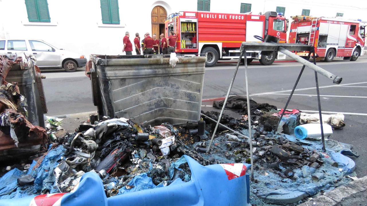 I cassonetti bruciati in via Filicaia (foto Batavia)