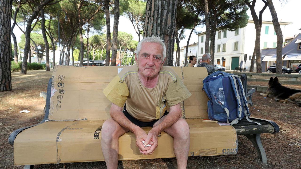 Adriano Gambini sulla panchina usata come letto