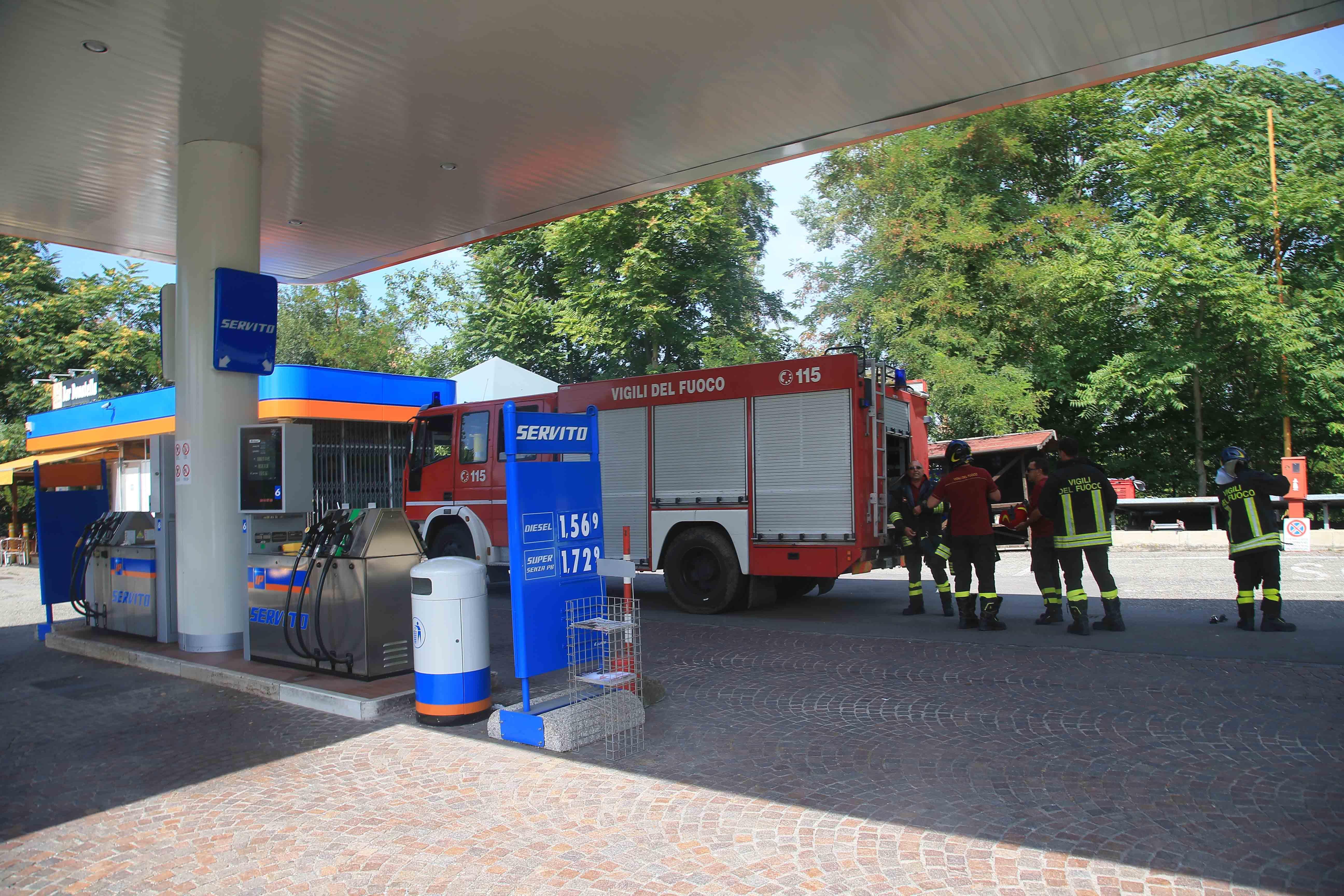 Fuga di gas al distributore, scongiurata l’esplosione ma tanta paura 