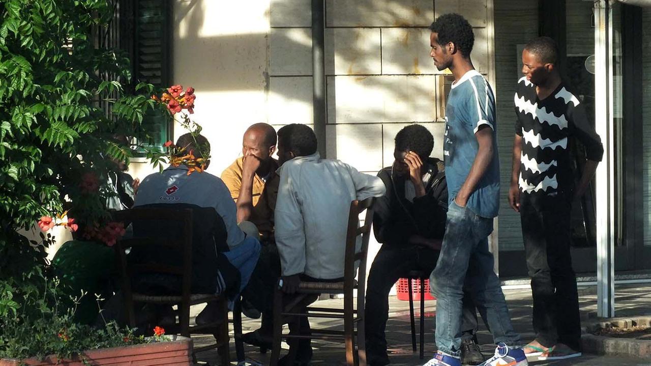 Un gruppo di migranti fra quelli ospitati a Campiglia stazione (foto PaBar)
