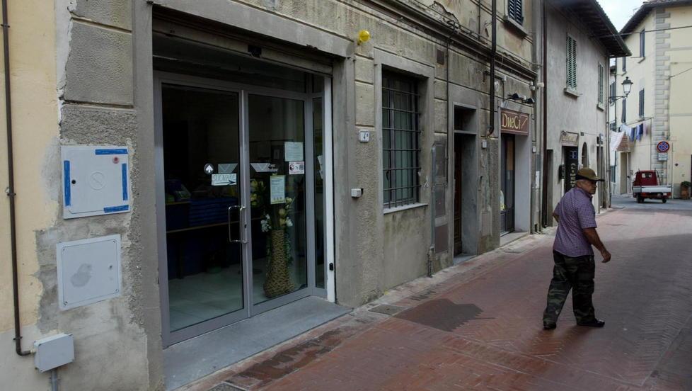 Il sindaco scende in piazza per salvare l’ufficio postale 