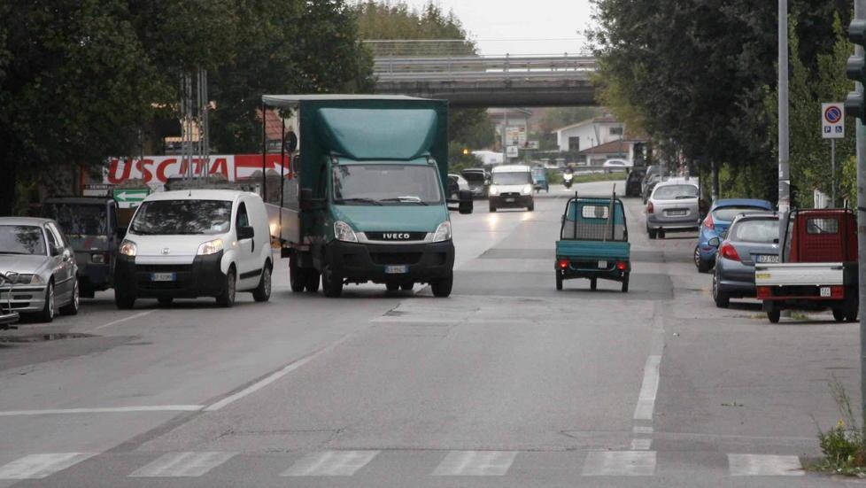 Pista ciclabile, prime polemiche su buche e alta velocità delle auto 