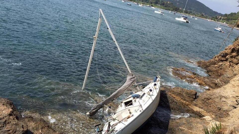 Lo scirocco trascina due barche sugli scogli
