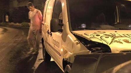 Scontro all’alba tra veicoli Un’auto finisce distrutta