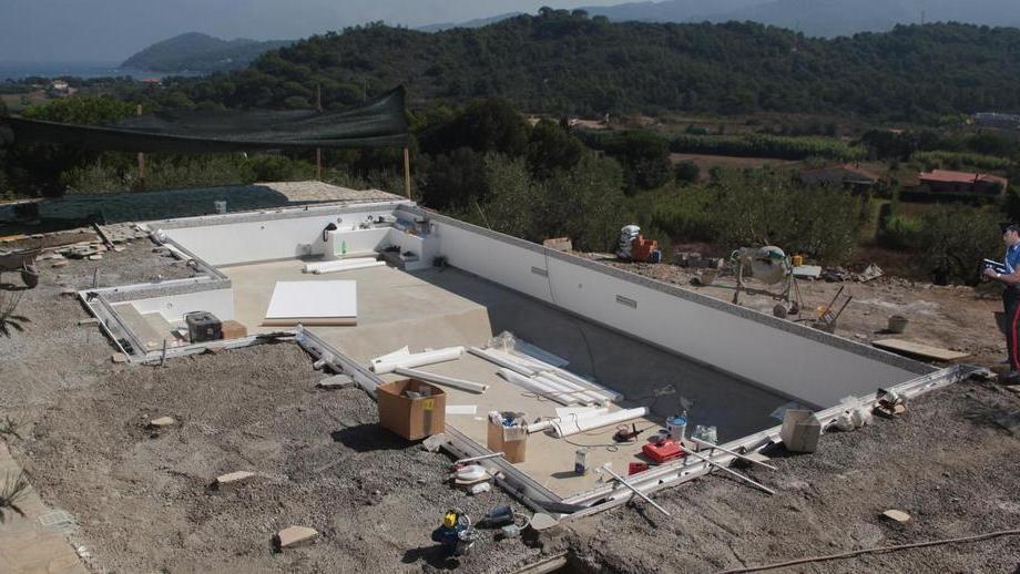 Sequestrata piscina con vista sulla rada