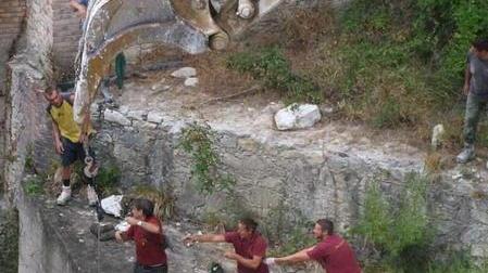 Si uccide a 43 anni lanciandosi da un ponte