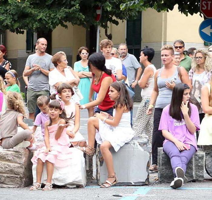 Tre girotondi di bambini per la Rebirth in piazza 