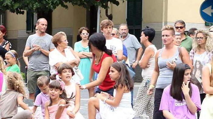 Tre girotondi di bambini per la Rebirth in piazza