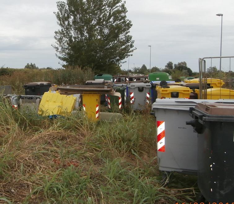 L’ex zuccherificio invaso dai cassonetti 