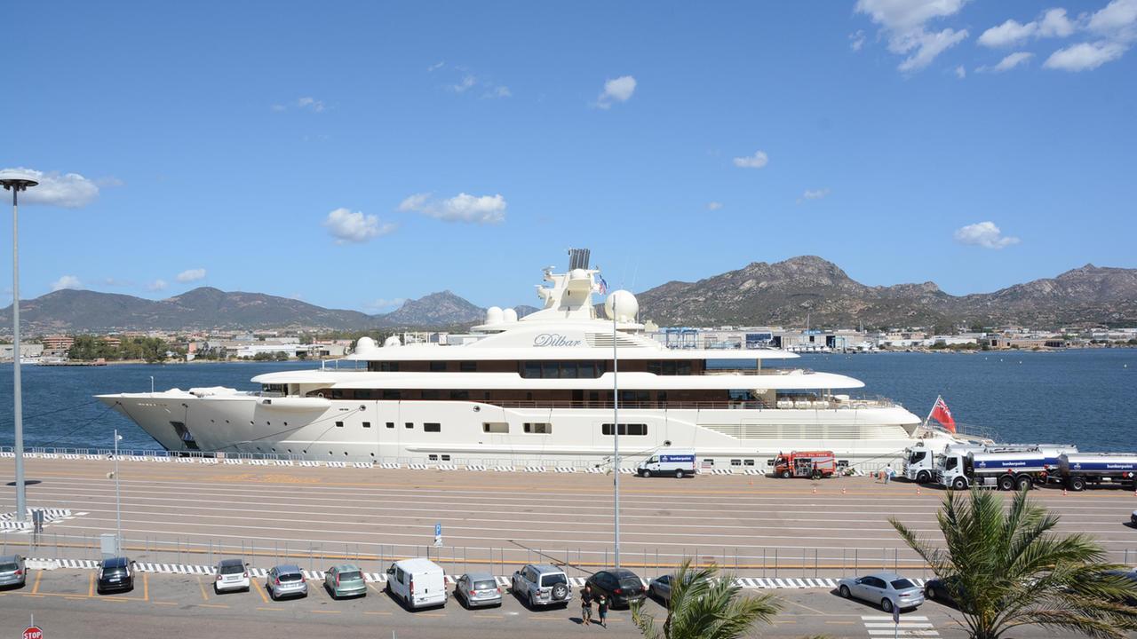 Il mega yacht Dilbar del russo Alisher Usmanov ormeggiato nel porto di Olbia