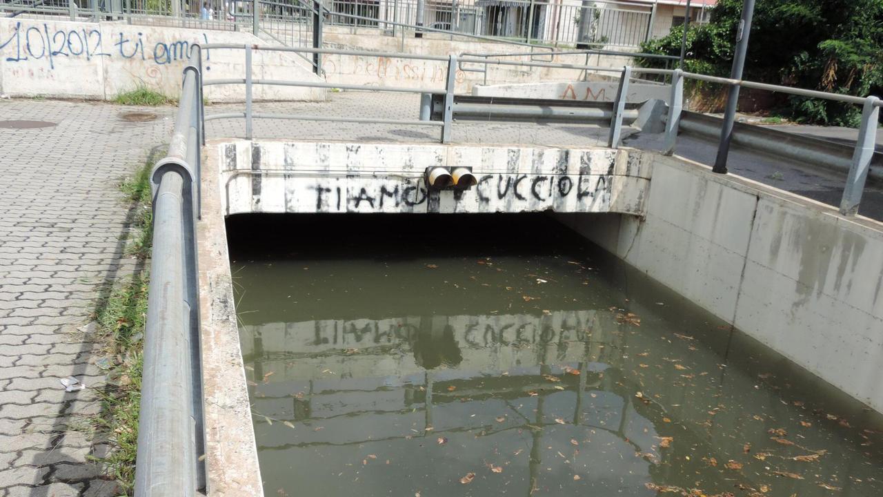 Il sottopasso allagato dove un'anziana ha rischiato di annegare