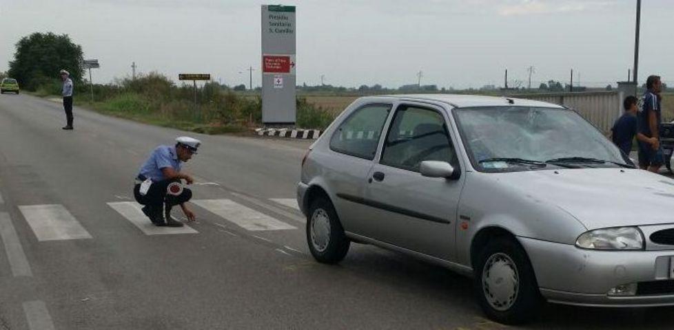 Sulle strisce in bici, un’auto lo investe 