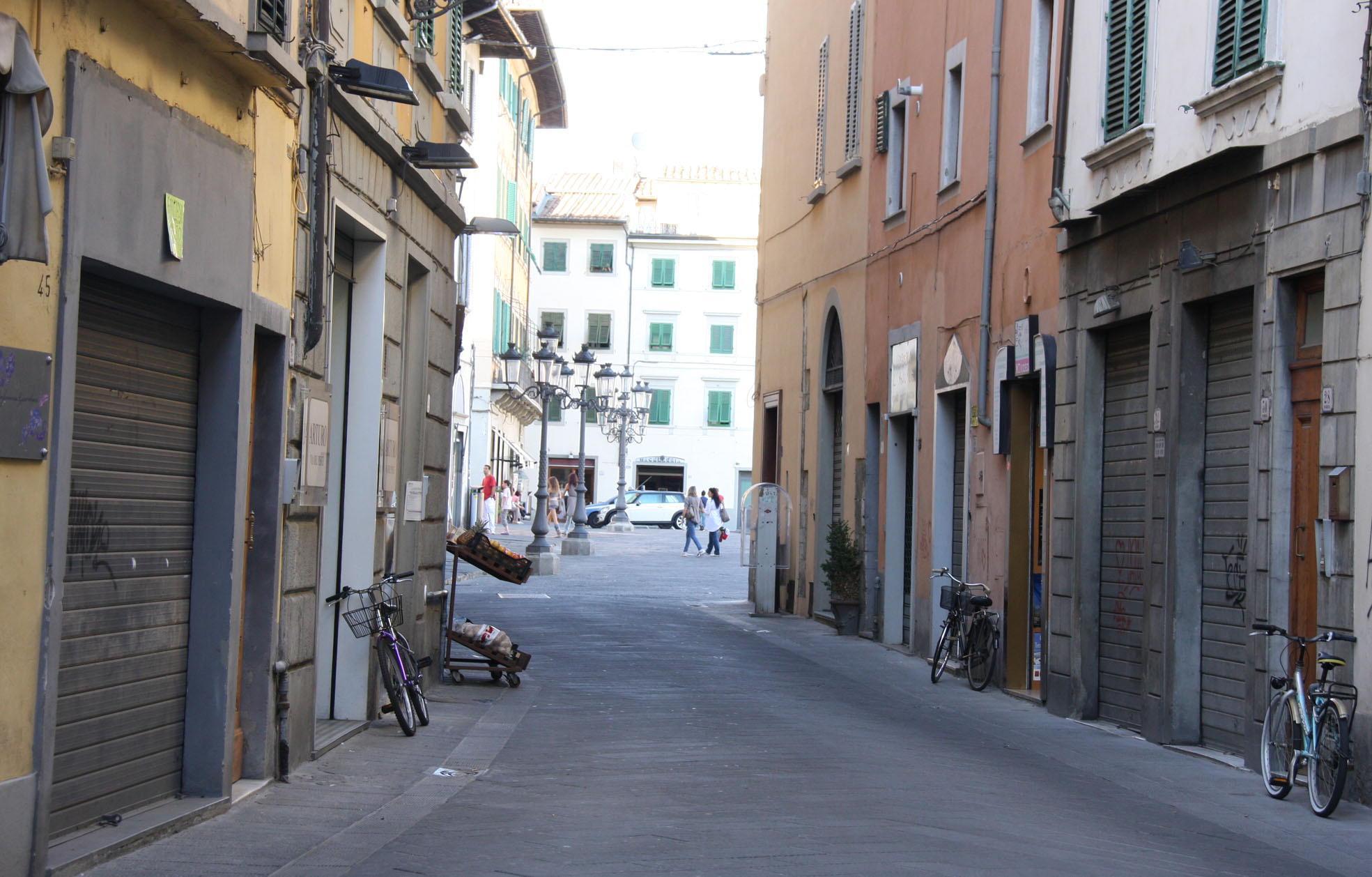 Negozi chiusi e centro vuoto a Prato (foto d'archivio)