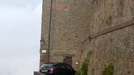 L'auto dei turisti inglesi incastrata sulla rampa di Buggiano Castello
