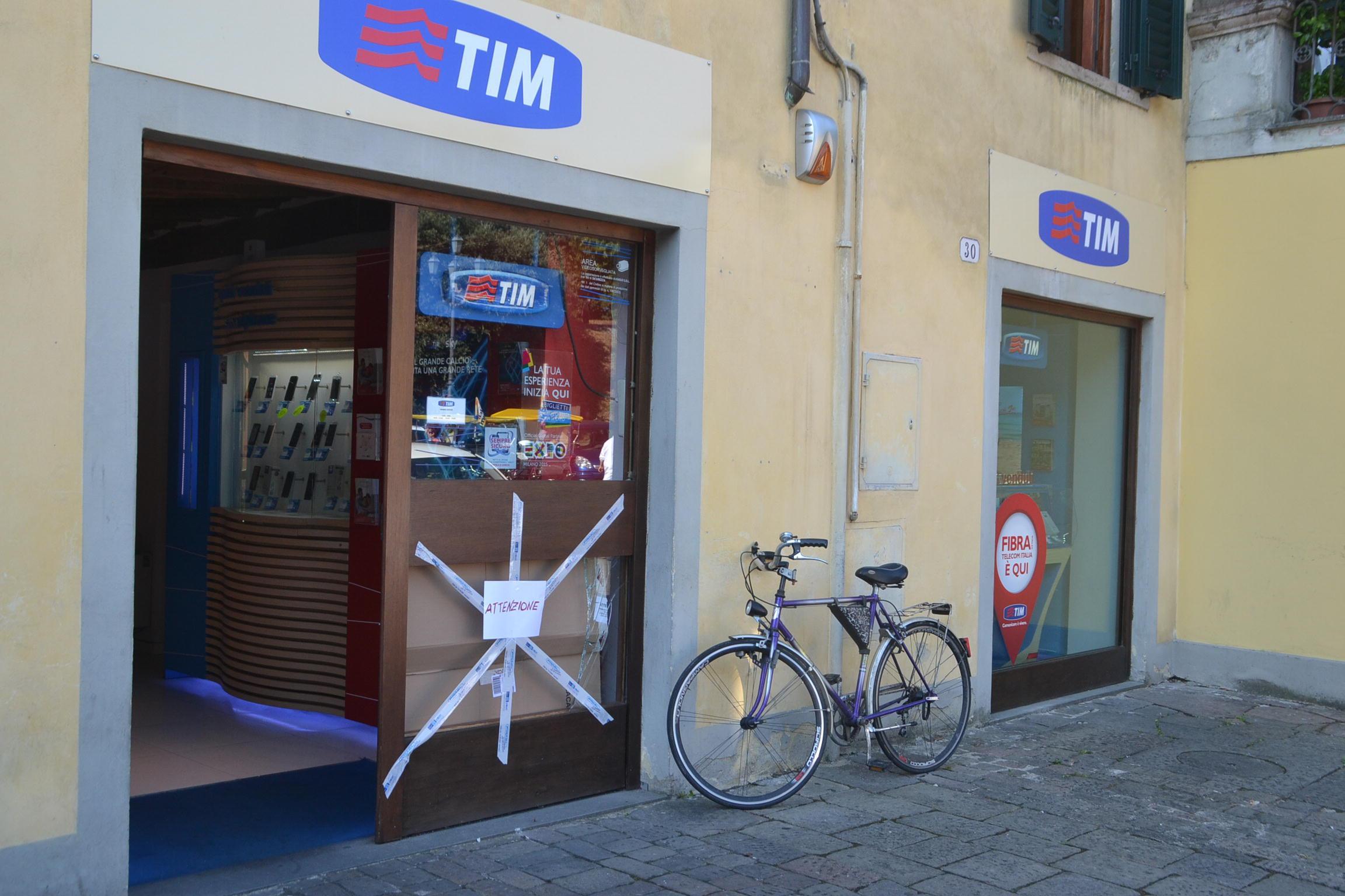 Spaccata alla Tim in piazza Santa Maria