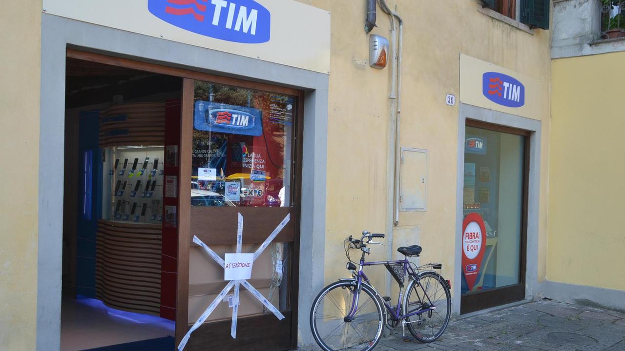 Spaccata alla Tim in piazza Santa Maria
