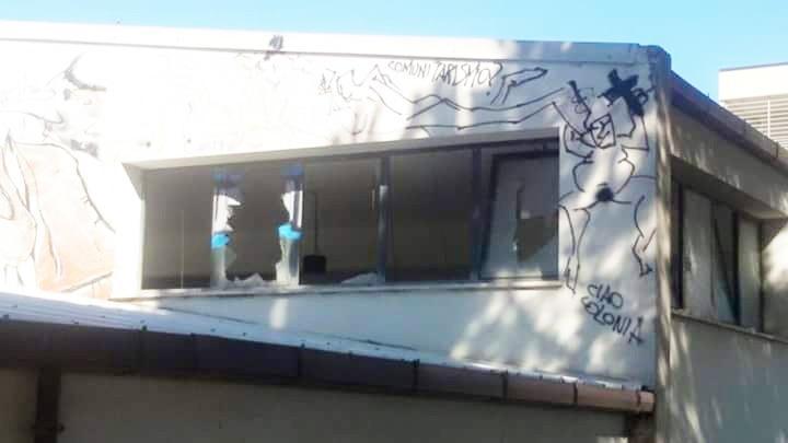 I vetri spaccati nella palestra di via Savoia