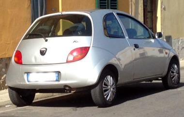 La Ford Ka utilizzata per le due tentate truffe e sequestrata dalla polizia