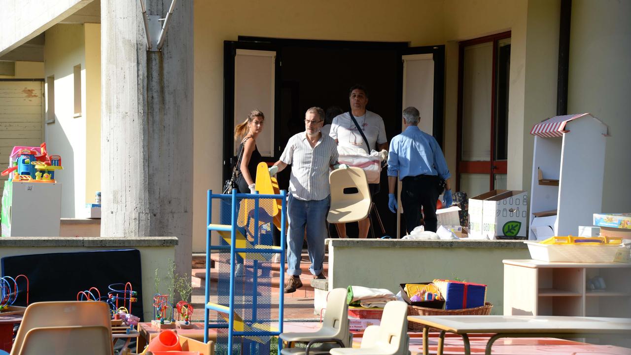 Le operazioni di pulizia alla scuola "Il Panda"