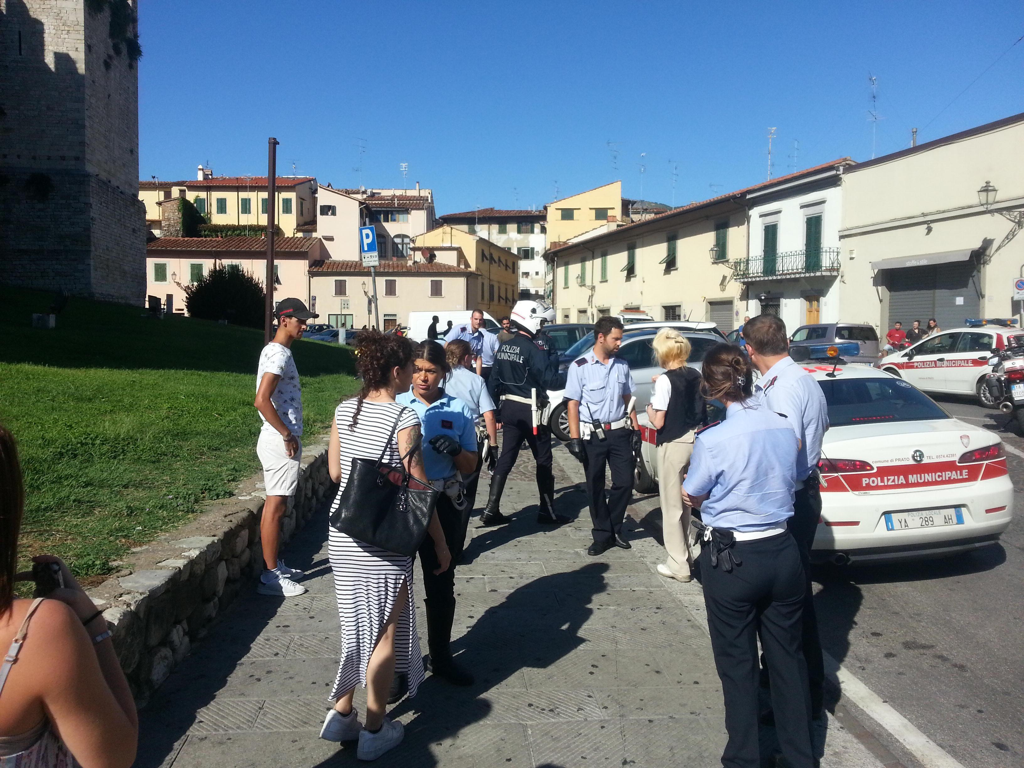 L'intervento della Municipale in piazza delle Carceri