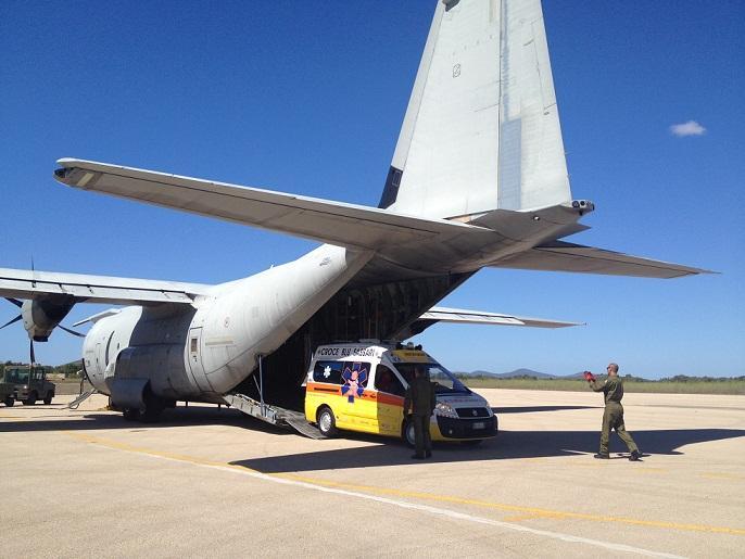 L'ambulanza pediatrica viene caricata nel C130
