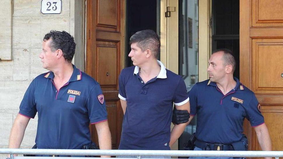 Ciprian Scriosteanu mentre viene portato in tribunale
