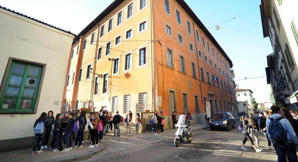 La sede del Liceo Classico-Pedagogico Forteguerri- Vannucci sul corso Gramsci